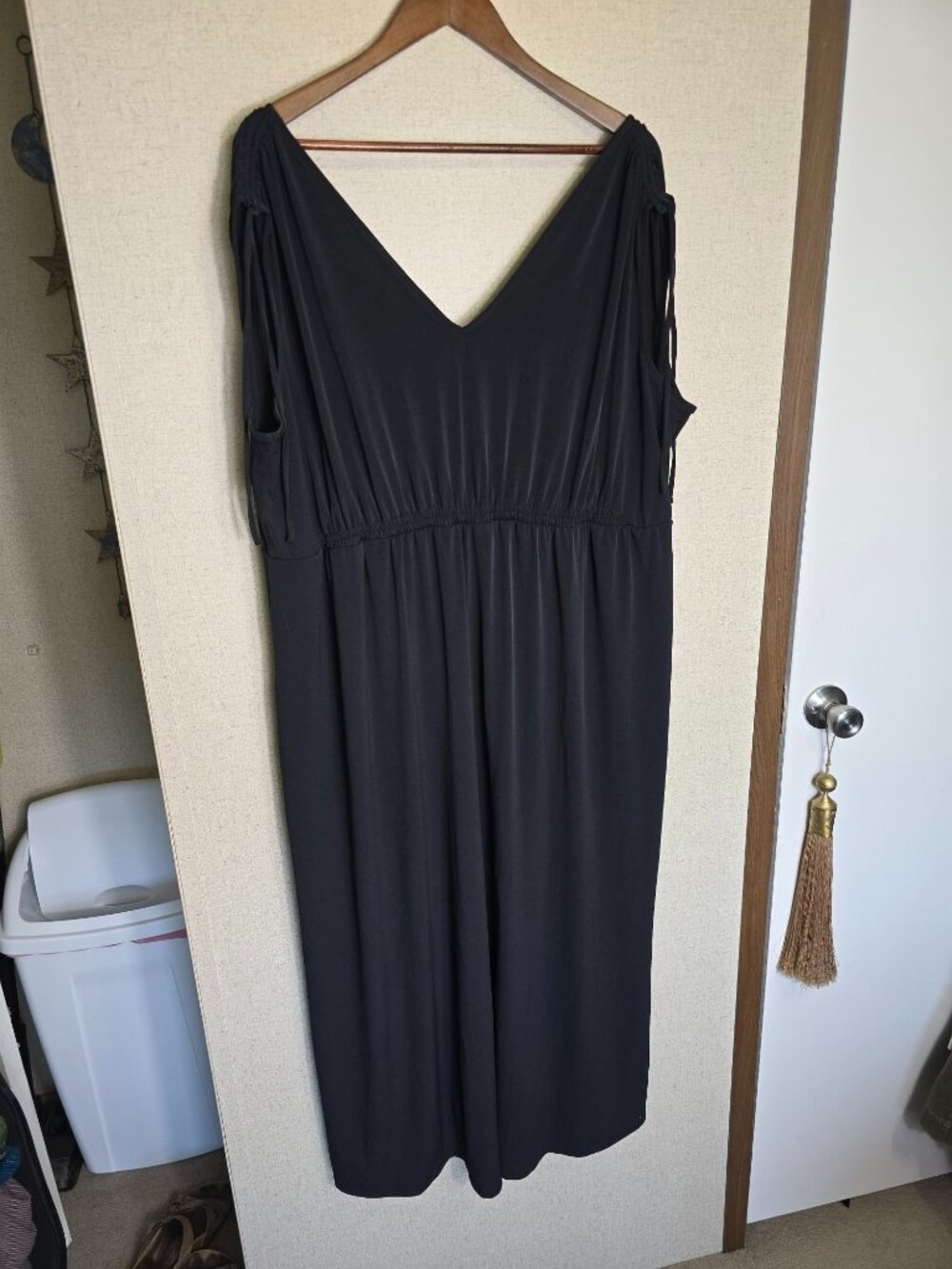 Iman Black Sleeveless Maxi Dress With V-Neck 2XP